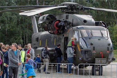 Der mittelschwerer Transporthubschrauber CH-53G, der zur Beförderung von Personen oder Material dient, bei einem Tag der Luft- und Raumfahrt in Köln vor sieben Jahren.