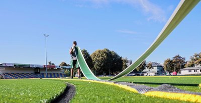 Eine Ende der Bauarbeiten ist in Sicht: Der Kurt-Löser-Platz in Annaberg erhält einen neuen Kunstrasenbelag. Gestern waren Rainer Zimmermann und seine Kollegen bereits dabei, die Markierungen einzukleben. 