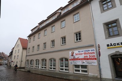 In diesem Haus am Freiberger Untermarkt ist bald Service-Wohnen möglich. Früher hatten hier Sport-Richter und C&A Filialen.