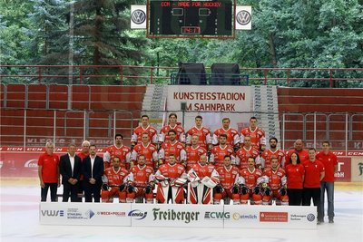 Das Team der Eispiraten Crimmitschau für die Saison 2018/19. Hintere Reihe (jeweils von links nach rechts): Viktor Braun, Marius Demmler, Benjamin Kosianski, Philipp Halbauer, Patrick Klöpper. Mittlere Reihe: Mannschaftsleiter Klaus Schietzold, Tomas Kubalik, Adam Poldruhak, Christian Hilbrich, Rob Flick, Ole Olleff, Vincent Schlenker, Carl Hudson, Trainer KIm Collins, Teamarzt Hendrik Baum. Vordere Reihe: Teamarzt Matthias Modes, Teammanager Ronny Bauer, Geschäftsführer Jörg Buschmann, Patrick Pohl, André Schietzold, Brett Kilar, Sebastian Albrecht, Dominic Walsh, Felix Thomas, Christoph Kabitzky, Physiotherapeutin Alina Köhler, Fitnesstrainer Sebastian Modes.