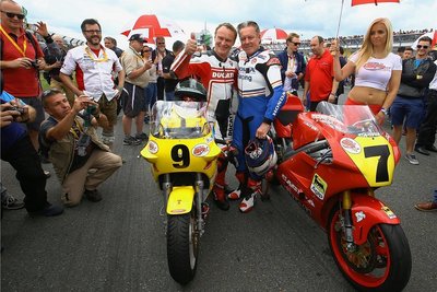 Wayne Gardner (Mitte rechts) gehörte 2016 zu den Startern bei den Sachsenring-Cyclassics. Damals an seiner Seite der im März 2018 viel zu früh verstorbene Ex-Pilot Ralf Waldmann. 