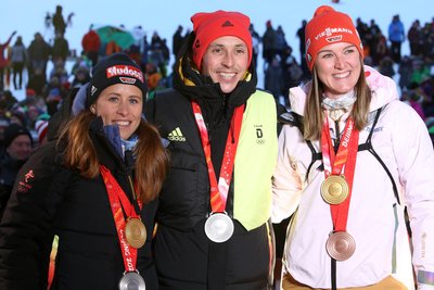 Ein Foto, drei Olympiasieger: Zwei von ihnen, Katharina Hennig (links) und Eric Frenzel, sind am Samstag zu Gast beim Citysprint in Annaberg-Buchholz. Das Foto entstand beim Empfang in Oberwiesenthal nach den erfolgreichen Olympischen Spielen 2022 in Peking. Rechts: Olympiasiegerin Denise Herrmann-Wick, die erst voriges Wochenende am Fichtelberg zu Gast war.