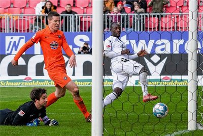Der endgültige K.o.: Christian Kinsombi erzielt das 2:0 für Sandhausen. Martin Männel und Gaetan Bussmann kommen zu spät.