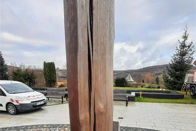 Der Maibaum in Bad Schlema weist Schäden auf. 