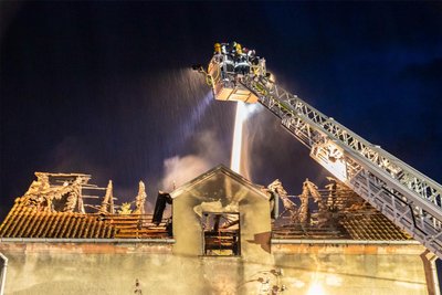 Laut Polizei besteht bei dem Feuer in dem leer stehenden Haus der Verdacht der Brandstiftung. Am Freitag kommt ein Brandursachenermittler zum Einsatz.