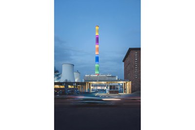 Das Festivalgelände: das ehemalige Heizkraftwerk an der bunten Esse. Foto: Johannes Richter