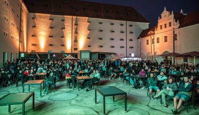 Rund 400 Fußballfans haben am Mittwochabend im Hof von Schloss Freudenstein das Spiel der deutschen Mannschaft gegen Ungarn verfolgt. Mit dem 2:2-Unentschieden sicherte sich die deutsche Nationalelf das Weiterkommen. Sie trifft nun am Dienstag ab 18 Uhr im Achtelfinale auf England - auch dieses Spiel wird bei den Freiberger Sommernächten gezeigt. 