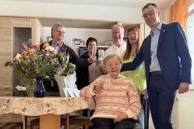 Oliver Gerstner, Anett und Wolfgang Knoth, Denise Oehms, Jens Engmann (v.r.) und Jubilarin.
