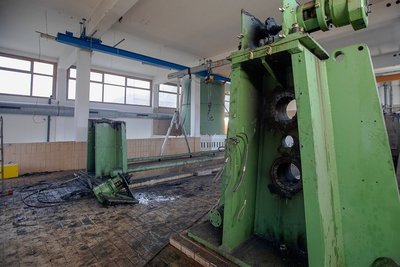 Im Inneren dieses zur Plauener Kläranlage gehörenden Gebäudes soll im Frühjahr nächsten Jahres eine neue Anlage zur Klärschlamm-Entwässerung eingebaut werden. Derzeit läuft die Demontage der alten Technik.