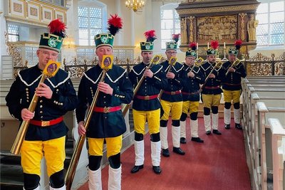 Mitglieder des Erzgebirgsensembles Aue lassen mit Russischen Hörnern in der St.-Georgen-Kirche in Schwarzenberg das Lied von der kleinen weißen Friedenstaube für einen Fernsehbeitrag erklingen. 