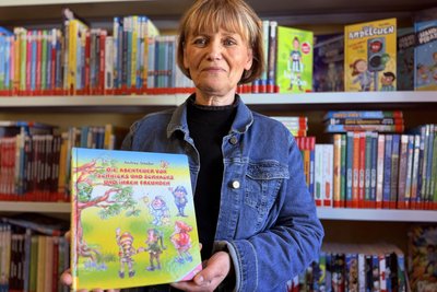 Beim Stöbern in der Bibliothek entdeckt Andrea Pötzscher das Kinderbuch, das sie 2012 selbst geschrieben hat.