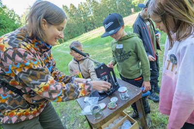 Laura-Fiona Weller von der Informationsstelle Luchs auf dem Riedelhof presste mit den Schülern Luchs-Plaketten.