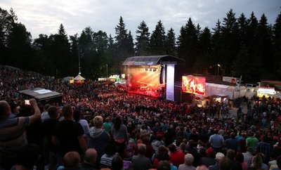 Die faszinierende Naturkulisse der Waldbühne Schwarzenberg wird in diesem Sommer rege genutzt, wie hier zur Oldie-Nacht. 