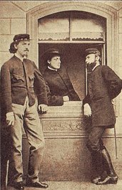 Johann Most (rechts) vor der "Expedition" der "Freien Presse" in der Lindenstraße. Die Aufnahme stammt von 1871. 