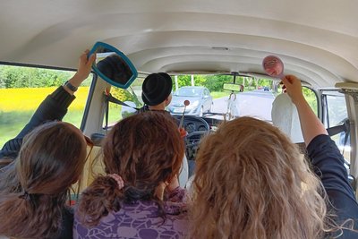 Verrückte Bustour mit Touris und Aliens.