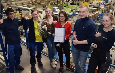 Werkleiterin Maike Gruschwitz (Mitte) und ihr Azubi-Team freuen sich über die Auszeichnung "Bester Ausbildungsbetrieb". 