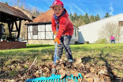 Der Rechen war das wichtigste Arbeitsgerät beim Frühjahrsputz am Zylindergebläse in Muldenhütten. 
