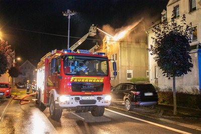 Ein Übergreifen des Feuers auf benachbarte Gebäude in der Rödlitzer Straße hatten die Einsatzkräfte verhindern können.