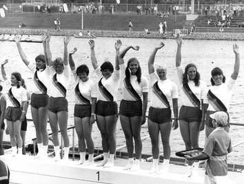 Die Ruderinnen des DDR-Frauen-Achters mit Brigitte Ahrenholz (Vierte von links) gewannen Gold bei den Olympischen Sommerspielen 1976 in Montreal, Kanada.