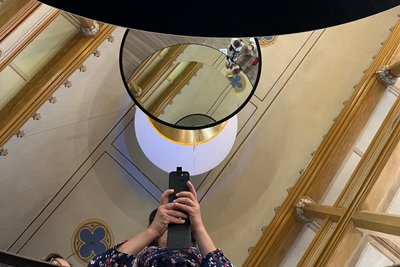 Selfie vor Kunst: „Universe in a Pearl“ in der Hospitalkirche Lößnitz.