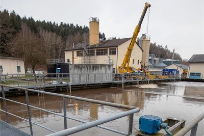 Die zentrale Kläranlage in Plauen. Im Hintergrund das Gebäude, in dem bald die neue Technik Einzug hält.