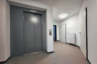 Dank eines Aufzuges sind die Räumlichkeiten auf den oberen Etagen nun auch mit Rollstuhl gut erreichbar. 