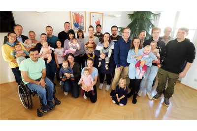 Das gut gefüllte Gruppenbild beim Neugeborenenempfang in Brand-Erbisdorf täuscht über die Geburtenentwicklung hinweg.
