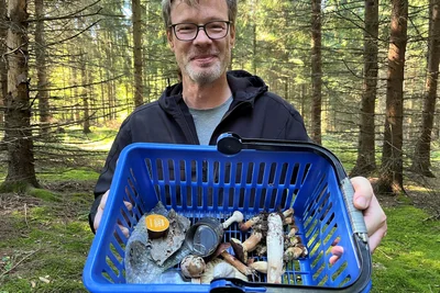 Torsten Semmler aus München sammelt auch Waldmüll ein.