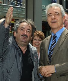 "Wollen Sie mit dem Motorrad da oben auf dem Seil fahren? Sie als Politiker kennen sich ja aus mit dem Balancieren," fragte Hochseilartist Johann Traber (l.) den Ministerpräsidenten, als er ihn in der Stadt erblickte. "Danke", konterte Tillich "solche Drahtseilakte überlasse ich anderen."