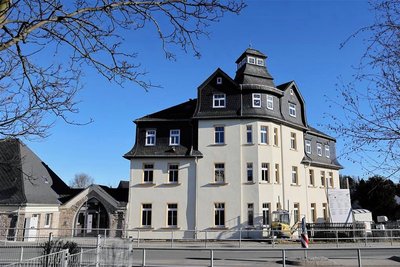 Das Haus der Vereine an der Eibenstocker Straße in Schwarzenberg. Nach dem langwierigen Umbauen und Sanieren des Gebäudes ziehen die Nutzer, die in Ausweichquartieren untergebracht waren, jetzt wieder zurück.  