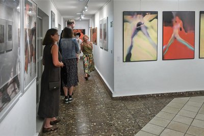 Die kleine Dorfgalerie fasste kaum die etwa 70 Gäste zur Eröffnung der Ausstellung, die aber genügend Zeit hatten, sich nach und nach ein Bild vom vielfältigen Schaffen Ronald Weises zu machen.