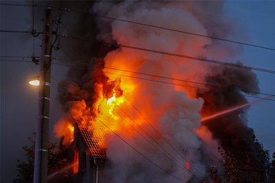Beim Eintreffen der freiwilligen Feuerwehren stand das Dachgeschoss des Hauses an der Rödlitzer Straße schon in Flammen.
