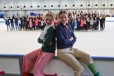 Die Chemnitzer Eiskunstläuferinnen Johanna Weber als Max (re.) und Mila Enzmann als Moritz haben die Hauptrollen im diesjährigen Eismärchen.