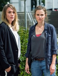 Im neuen "Tatort" aus Dresden wird nicht mehr gefrotzelt und gelacht. Die Kommissarinnen Henni Sieland (Alwara Höfels, links) und Karin Gorniak (Karin Hanczewski) widmen sich mit großem Ernst einem besonders abscheulichen Verbrechen. Für Höfels wird es der vorletzte "Tatort" als Kommisarin Sieland sein. 