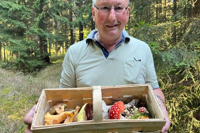 Bernd Matthes aus Olbernhau ist von der Menge an Pilzen überrascht.