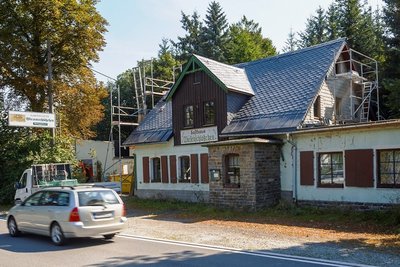 Schon seit einiger Zeit wird das Dach der ehemaligen Tannenberger Gaststätte "Wiesenschlößchen" erneuert. Dort soll inklusive Neubau das neue Domizil der freiwilligen Feuerwehr im Ort entstehen. 