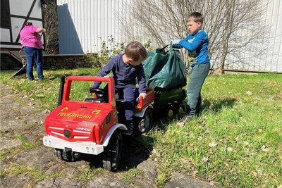 Mit Zugmaschine und Anhänger konnte das Laub fachgerecht transportiert werden. 