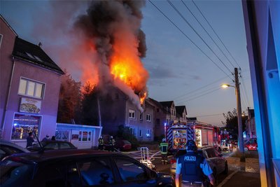 Das Feuer war im Dachgeschoss des Gebäudes ausgebrochen. Etwa 50 Kameraden der Freiwilligen Feuerwehren Hohndorf, Oelsnitz und Gersdorf waren am Donnerstagabend im Einsatz.