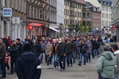 Mehr als 1000 Menschen liefen am Samstagnachmittag durch die Zwickauer Innenstadt - angemeldet war der Zug als Spaziergang.