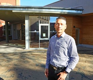 Jörg Oettler, Leiter des Werdauer Gymnasiums, informiert sich regelmäßig über den aktuellen Stand auf der Baustelle an seiner Schule.
