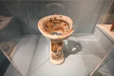 Auch die stillen Örtchen werden in den Fokus gerückt, hier eines der frühesten Wasserklosetts aus Sachsen, es stammt aus Dresden aus der Zeit um 1900.
