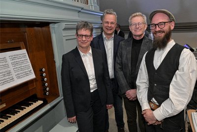 Patricia Werner, Geschäftsführerin der Sparkassenstiftung, OB Marcel Schmidt, Roland Manz, Vorstandsvorsitzender der Erzgebirgssparkasse, und Orgelbaumeister Josef Poldrack (v. l.).