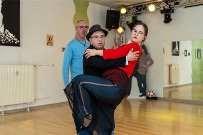 Trainieren für eine Medaille. Patrica Schramm und Daniel Pausch geben noch mal alles. Trainer Jörg Dünnebier feilt mit ihnen noch an den letzten Details.