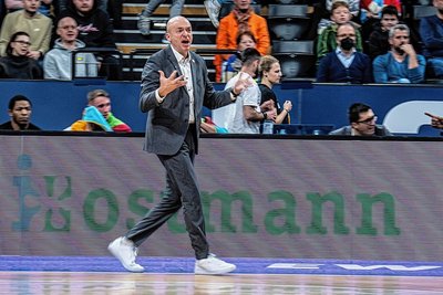 Immer in Aktion: Niners-Trainer Rodrigo Pastore während der aufregenden Schlussphase des Spieles in Oldenburg am Dienstag. 