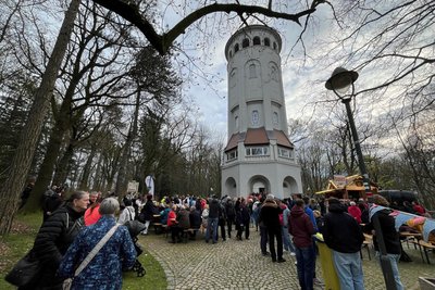 Das Dorf kommt am Taurasteinturm zusammen.