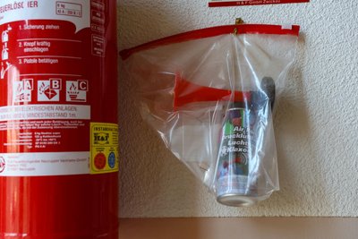 Insgesamt sechs Feuerlöscher sind normalerweise im Schulgebäude angebracht. Rechts im Bild die „Amok-Tröte“, die in Ermangelung anderer Technik vor Amokläufen warnen soll.