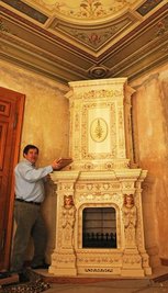 Museumsleiter Harald Schindler im Kaminzimmer der Zwönitzer Austel-Villa mit dem 1858 gesetzten Meißner Kachelofen. 