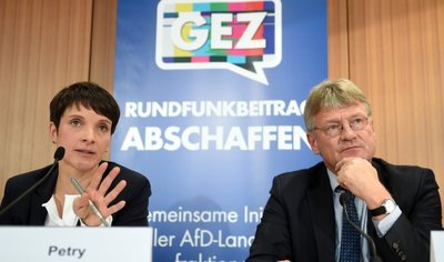 Die AfD-Chefs Frauke Petry (links) und Jörg Meuthen (rechts) gestern vor der Hauptstadtpresse.