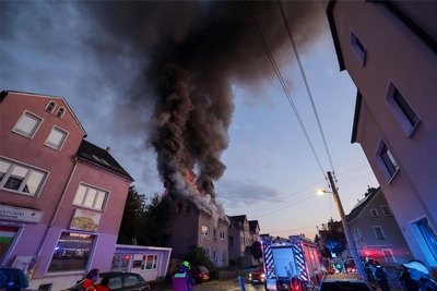 Infolge des Brandes in Hohndorf war die Rauchsäule am späten Donnerstagabend über Kilometer zu sehen.