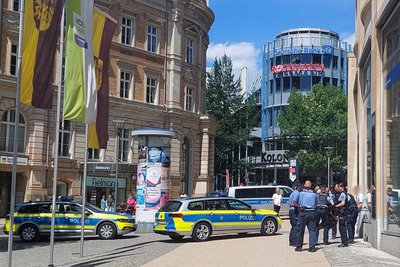 Die Polizei rückte am Dienstagmittag vor das Plauener Landratsamt an.